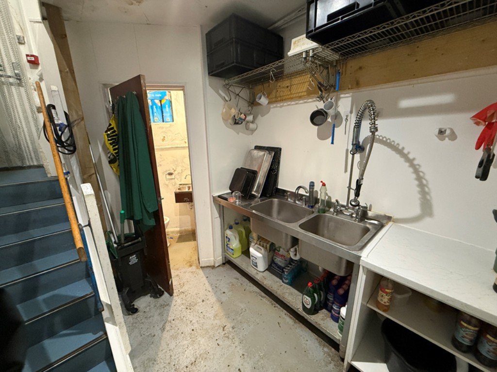 Lot: 72 - FREEHOLD COMMERCIAL & RESIDENTIAL BLOCK - Butchers miscellaneous area